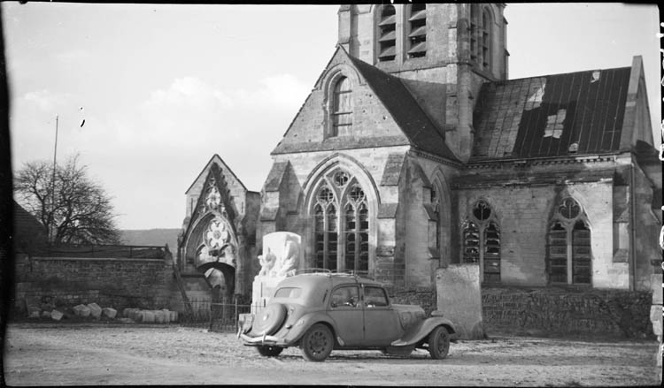 Vue d'ensemble de l'est de l'édifice ; automobile