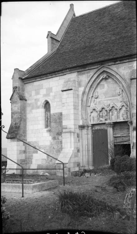 Façade latérale : portail d'entrée