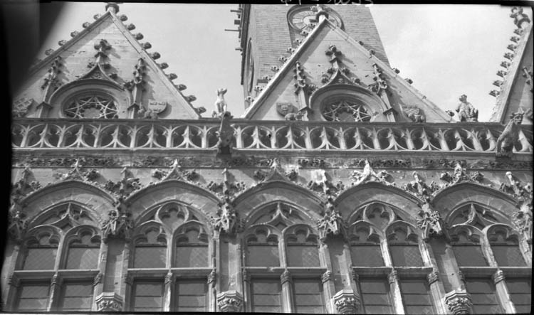 Partie supérieure de la façade sur la place