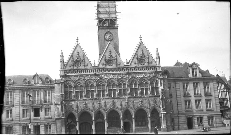 Façade sur la place