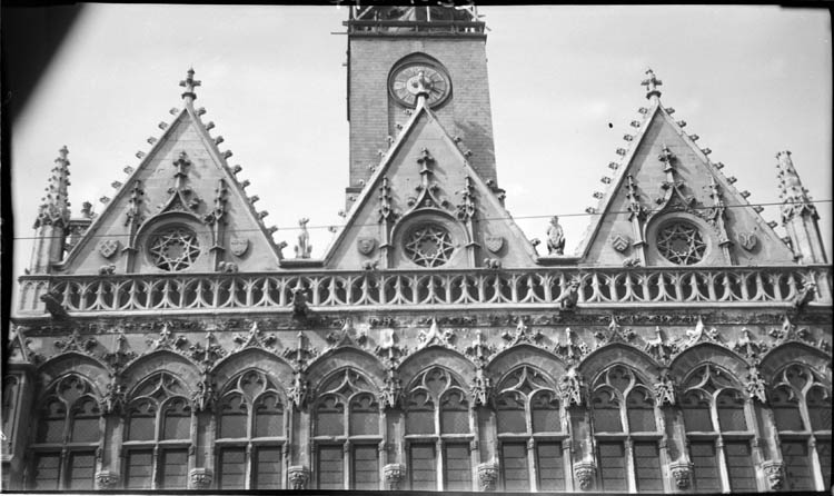 Partie supérieure de la façade sur la place