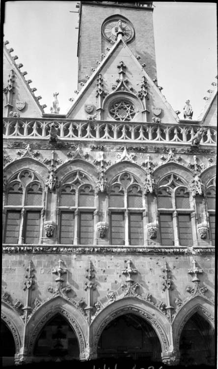 Détail de la façade sur la place : travée centrale