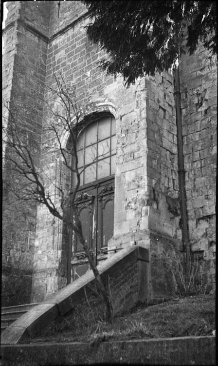 Porte et escalier d’accès en façade