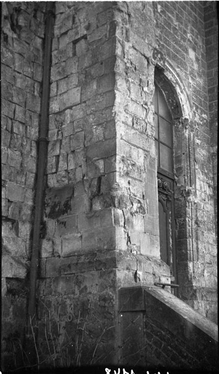 Porte et escalier d’accès en façade