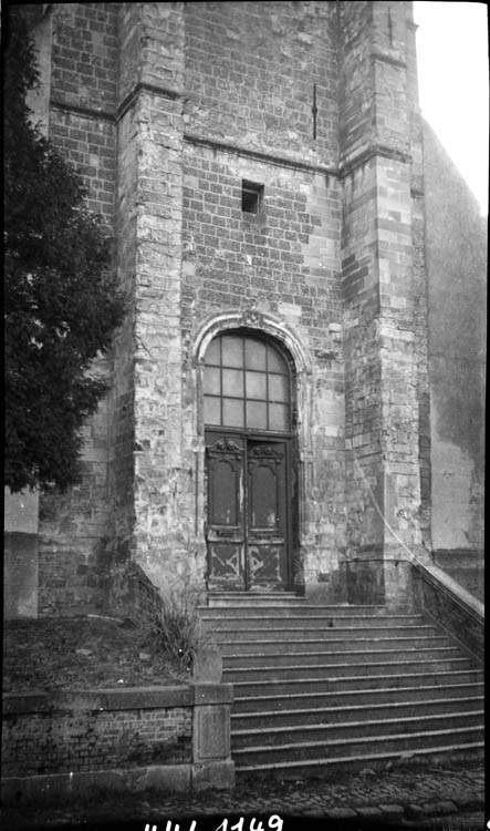 Porte et escalier d’accès en façade