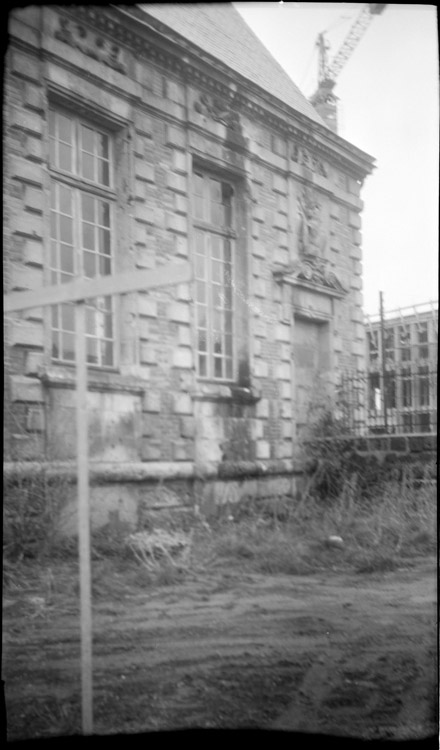 Chantier au pied de la façade