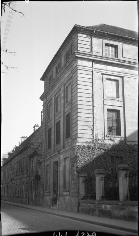 Angle des façades sur rue et sur cour