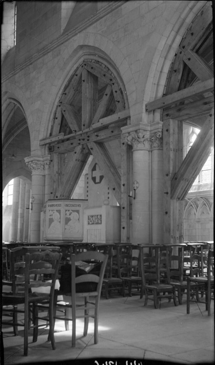 Intérieur, nef : grandes arcades étayées