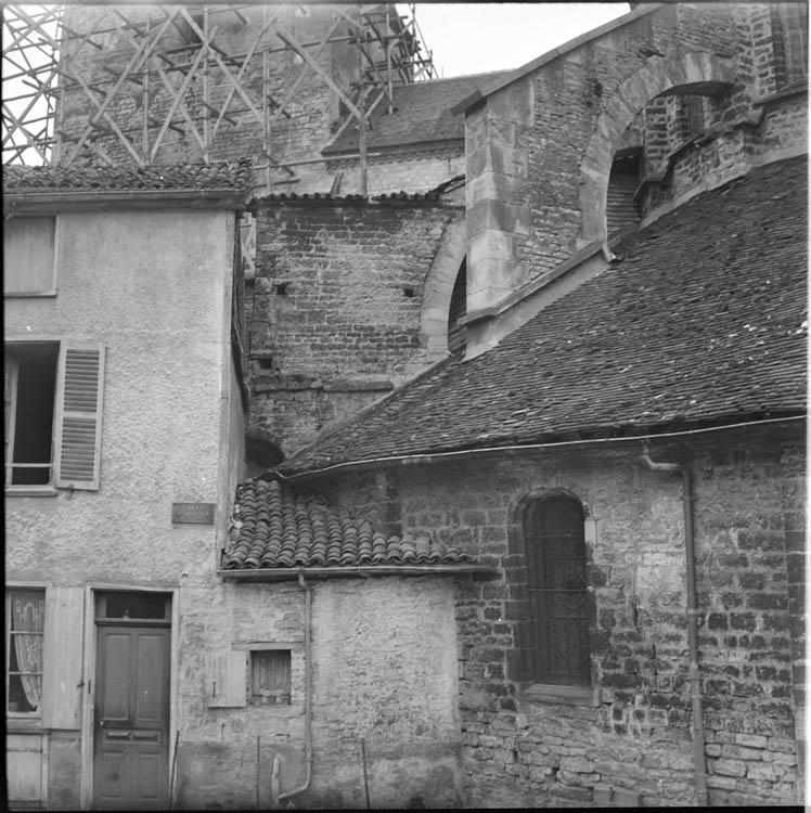 Vue partielle de la façade latérale ; détail de l’intrication avec la maison voisine