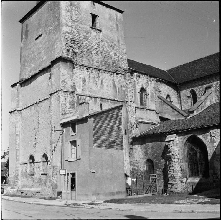 Tour du clocher ; maison accolée