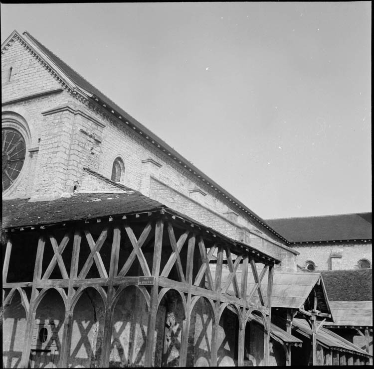 Angle sud-ouest, porche