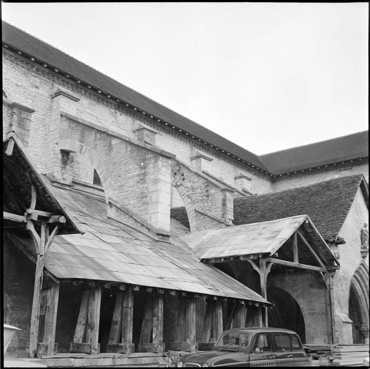 Façade latérale, porche