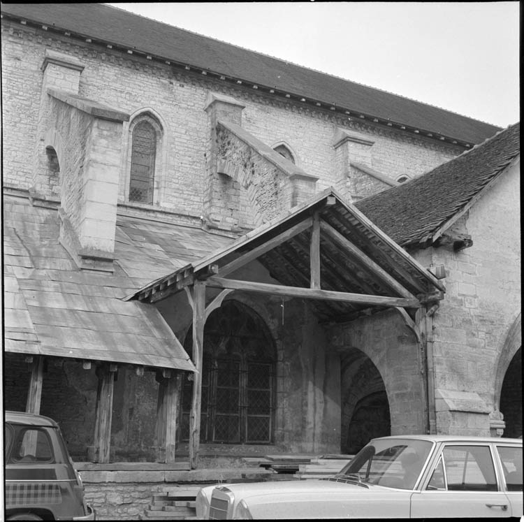 Façade latérale : porche