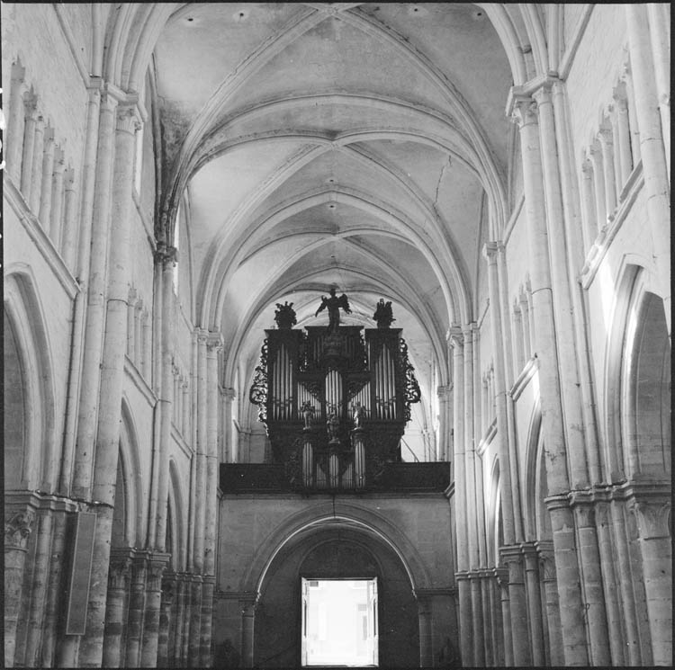 Nef vue du choeur et orgue