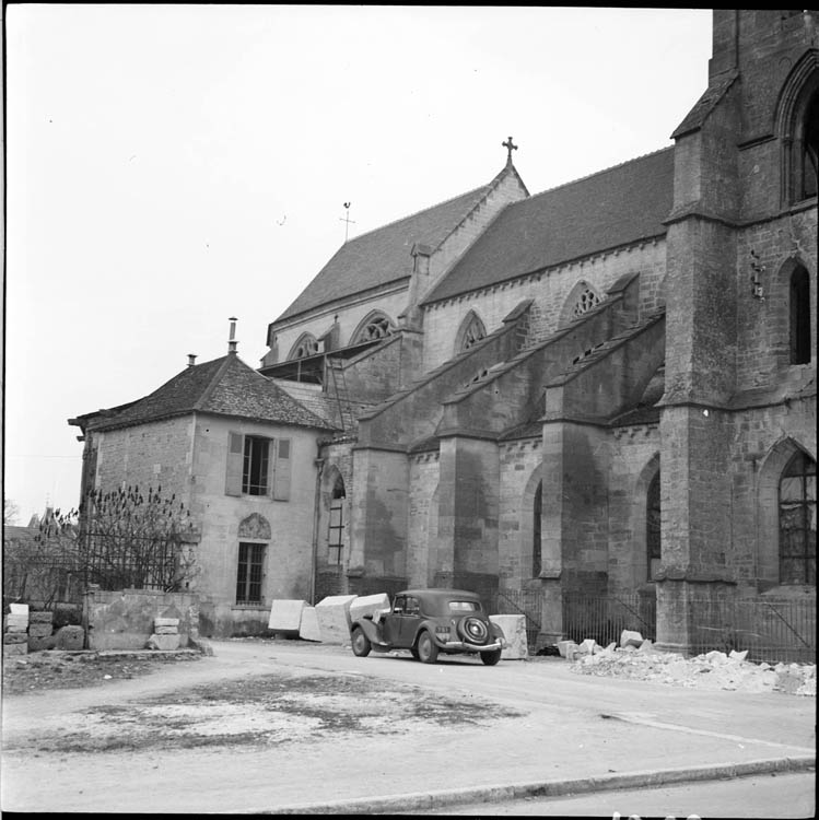 Façade latérale, maison accolée ; automobile