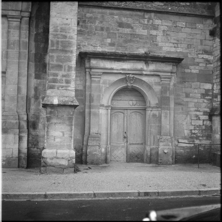 Porte droite de la façade ouest