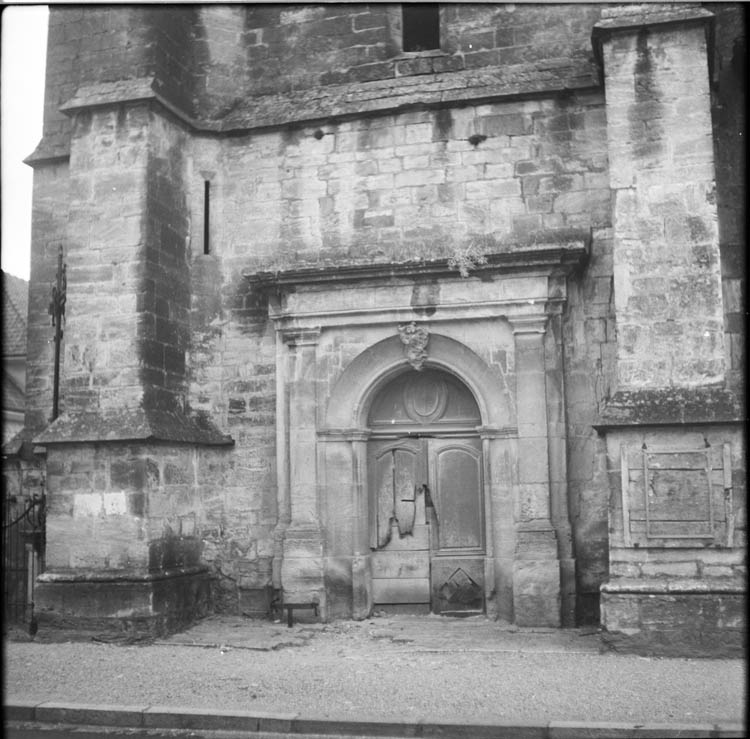 Porte gauche de la façade ouest