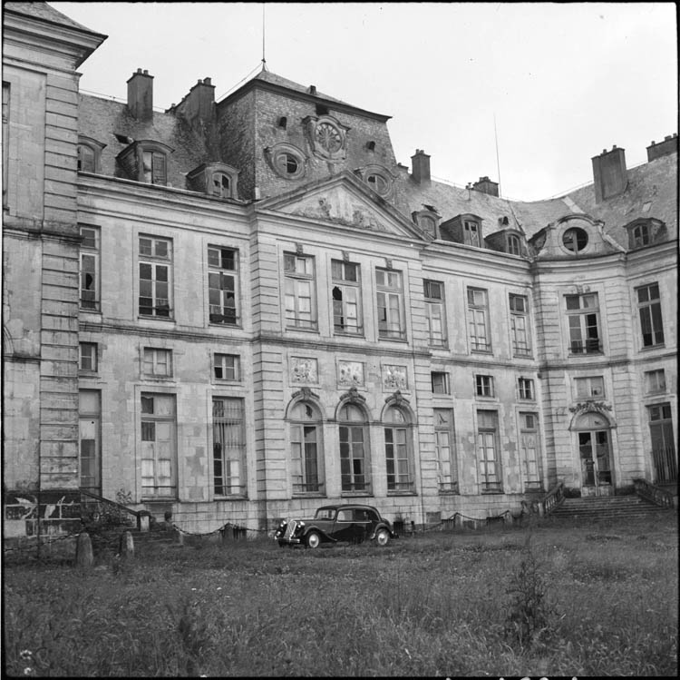 Façade : partie centrale ; automobile