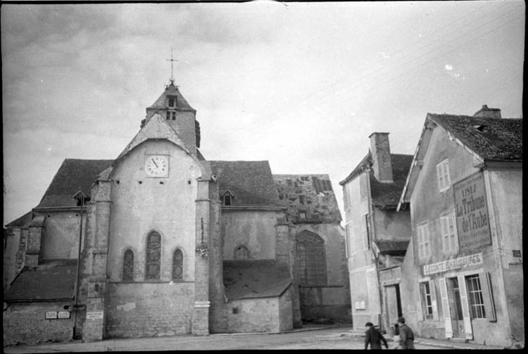 Ensemble est et maisons environnantes ; enseigne de boutique de chaussures et publicité peinte en façade pour « la tribune de l’Aube »