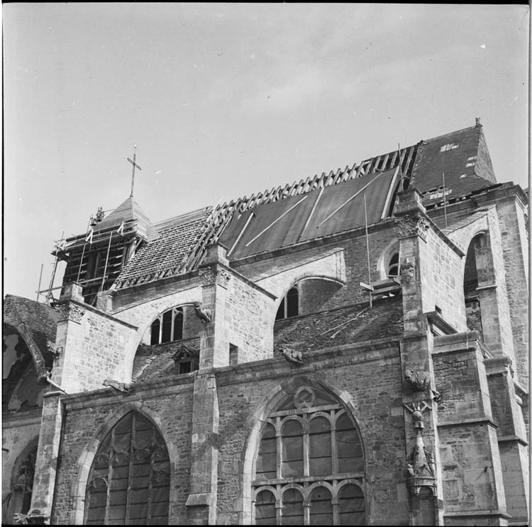 Façade latérale nord, toiture en restauration