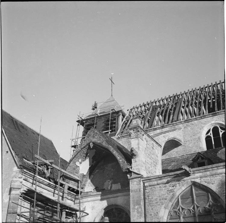 Façade latérale nord, toiture en restauration