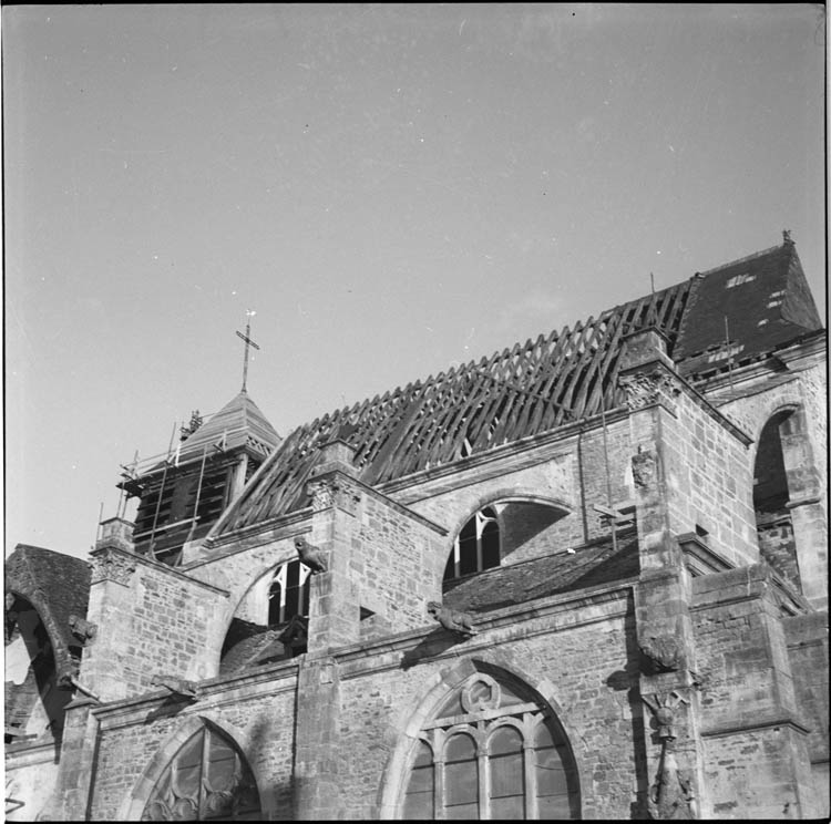 Façade latérale nord, toiture en restauration