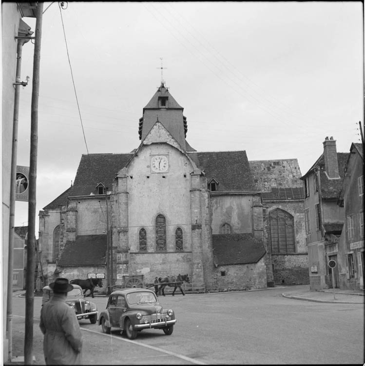 Façade côté choeur ; automobiles