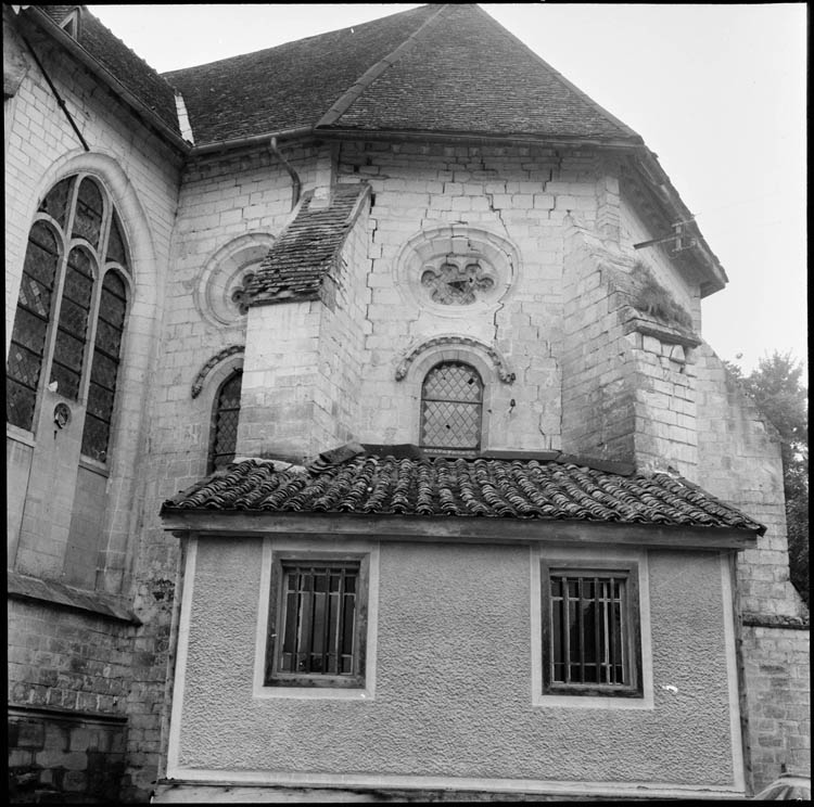 Construction récente (sacristie) adossée au chevet