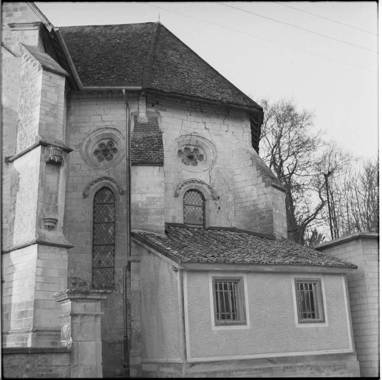 Chevet ; sacristie plus récente accolée