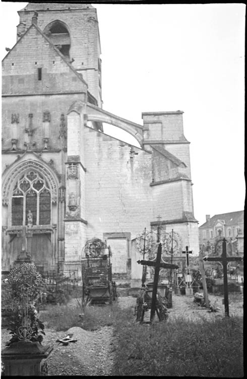 Arc-boutant ; vue partielle de la façade depuis le cimetière