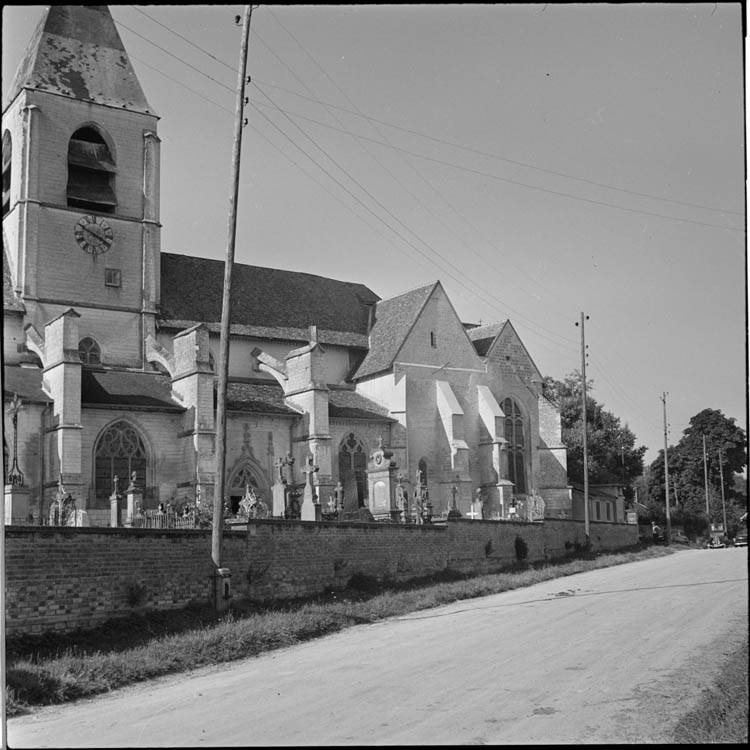 Façade latérale et cimetière