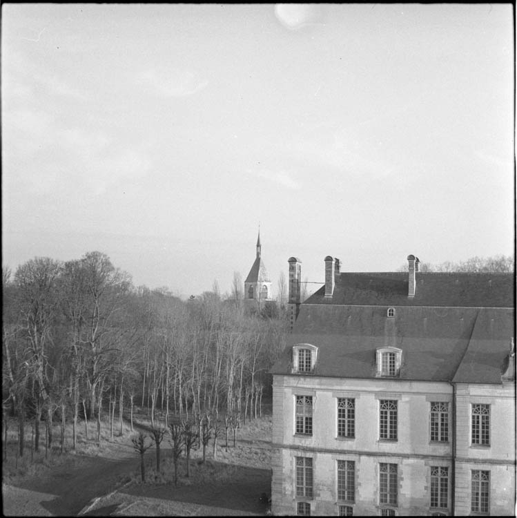 Allée bordant le bâtiment, en plongée