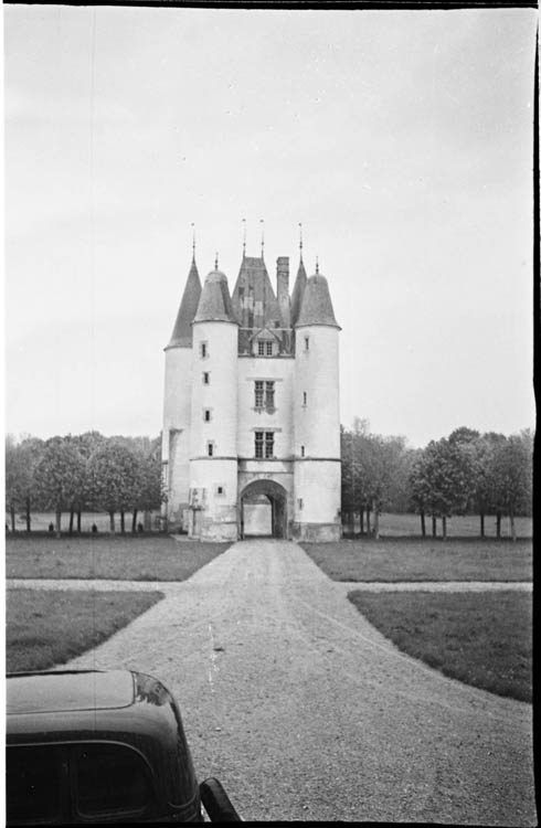 Allée menant au châtelet