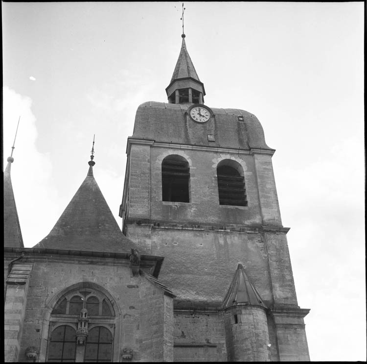 Clocher en contre-plongée