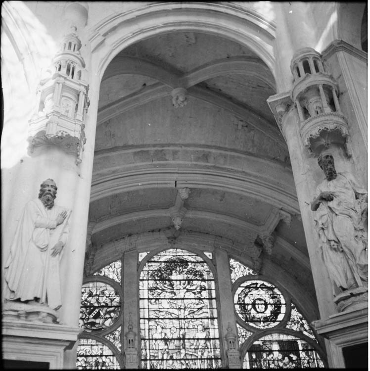 Intérieur, statues de saint André (gauche) et de saint Paul (droite) sur deux piliers