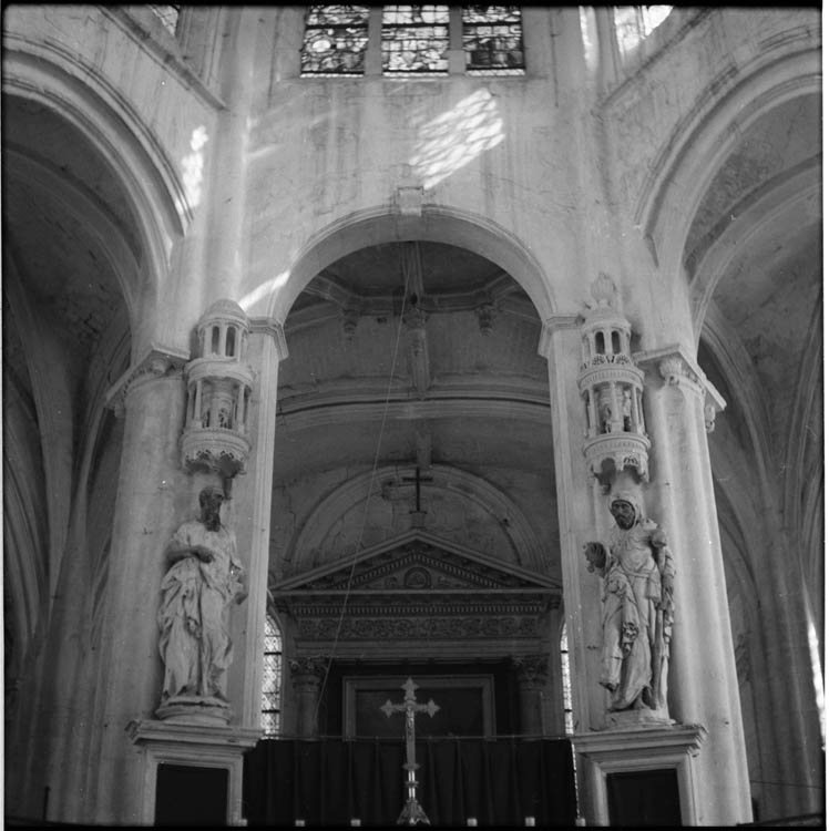 Intérieur, statues de saint Paul (gauche) et de saint Jacques le majeur (droite) sur deux piliers