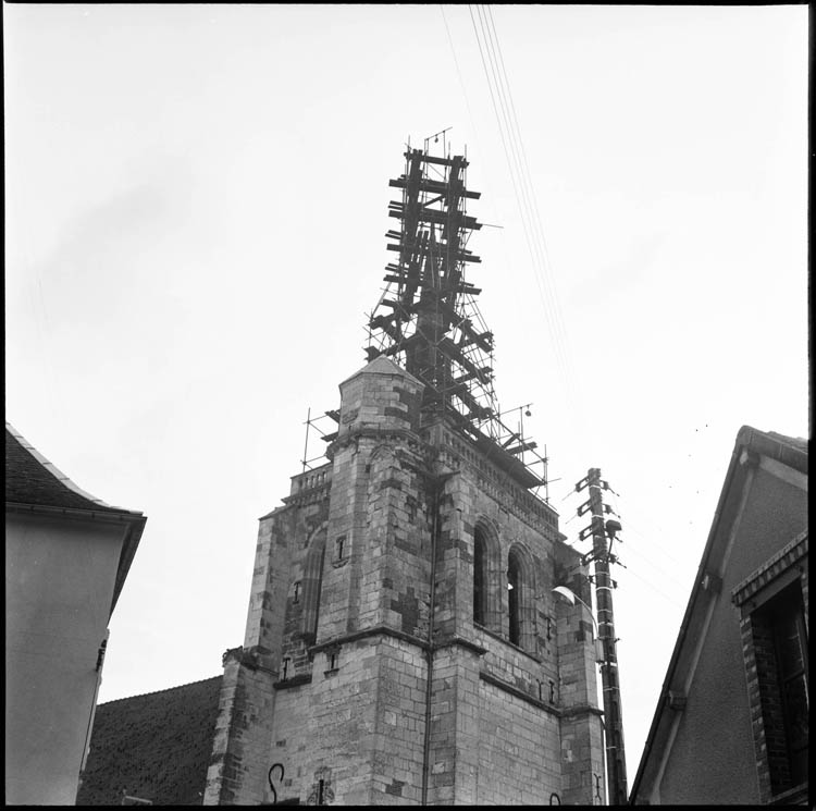 Clocher en cours de réfection ; échafaudage