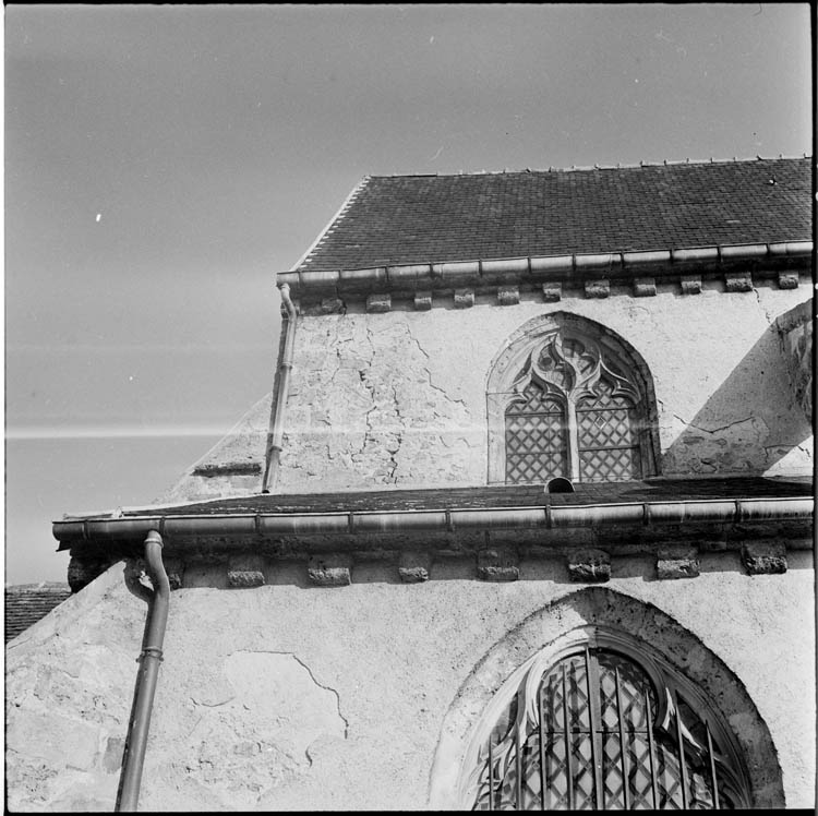 Vue partielle de la façade latérale, baies de la nef et du bas-côté