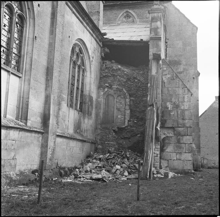 Façade du bas-côté ; partie de bâtiment écroulée