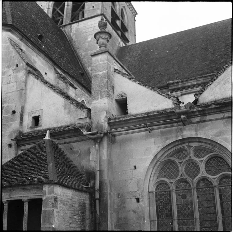 Vue partielle du clocher à la croisée du transept ; baie