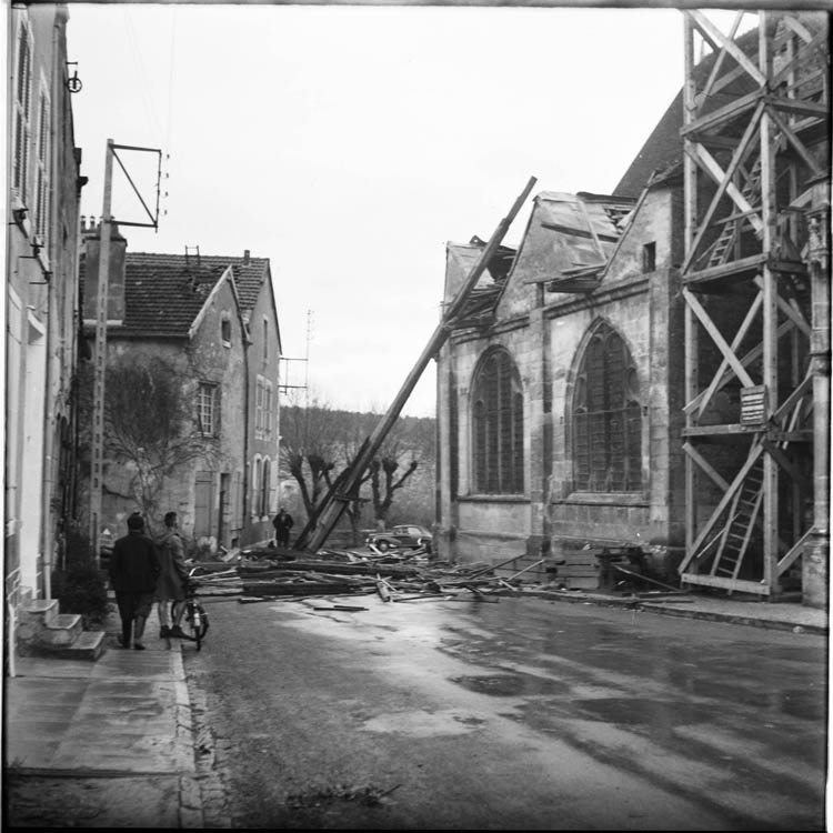 Bas-côté ; débris de la toiture répandus sur la chaussée