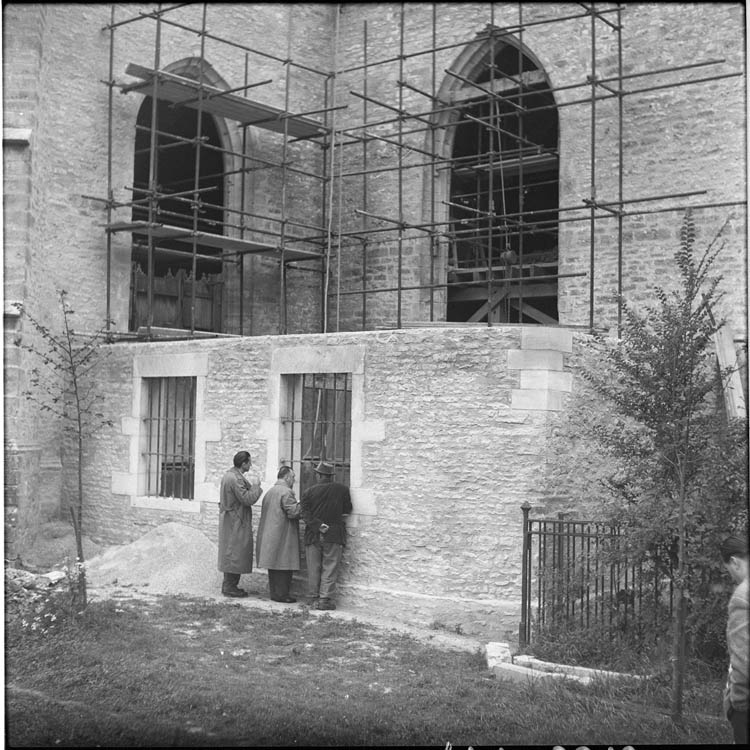 Façade échafaudée ; construction neuve dans l’angle