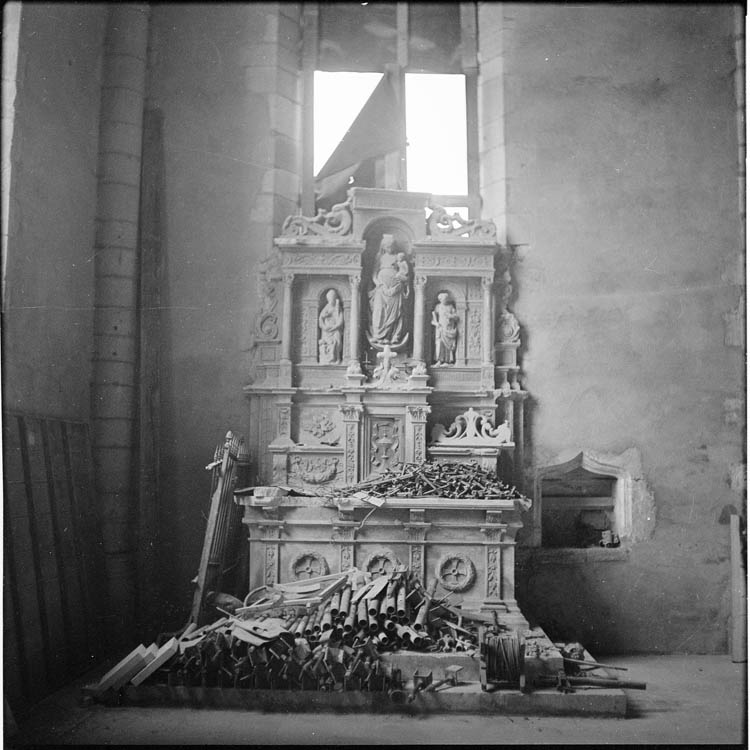 Intérieur, échafaudage démonté au pied de l’autel, côté sud