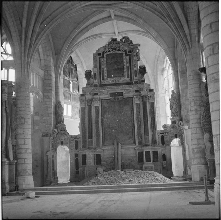 Intérieur, tas de gravats au pied du maître-autel