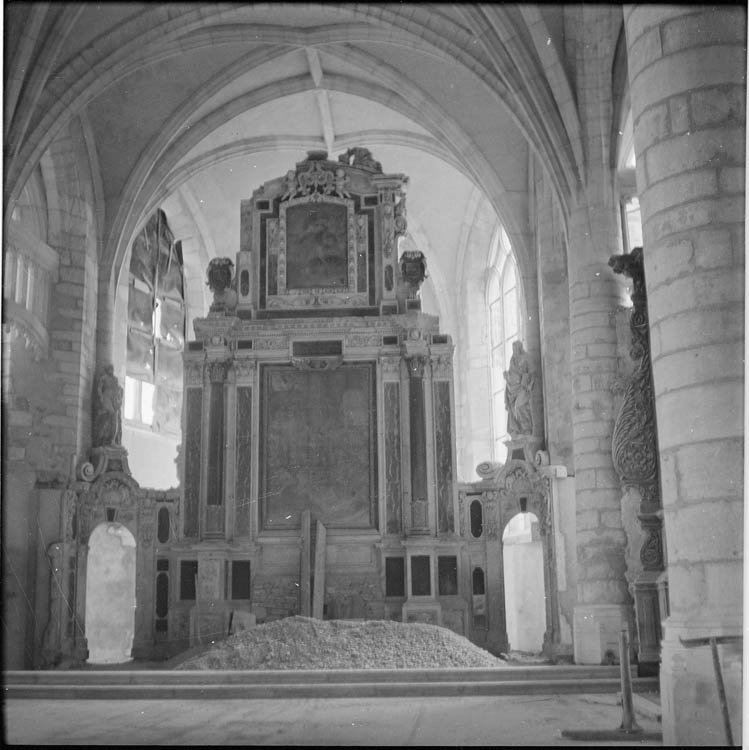 Intérieur, tas de gravats au pied du maître-autel