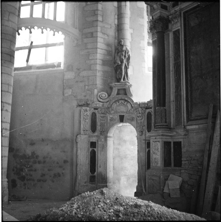 Vue du chevet, porte latérale donnant accès à l’arrière du maître-autel