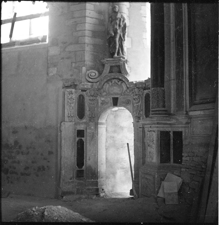 Vue du chevet, porte latérale donnant accès à l’arrière du maître-autel