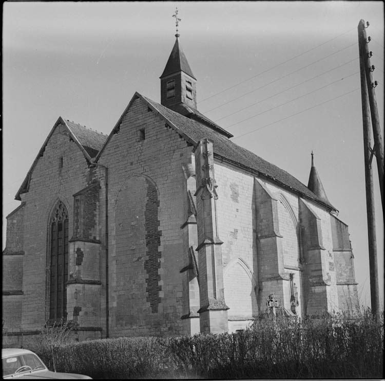 Angle de l'édifice ; baie murée