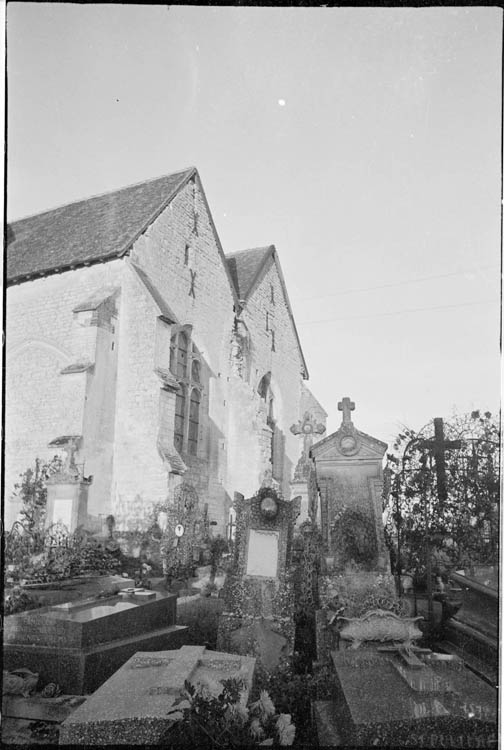 Façade latérale ; cimetière au premier plan