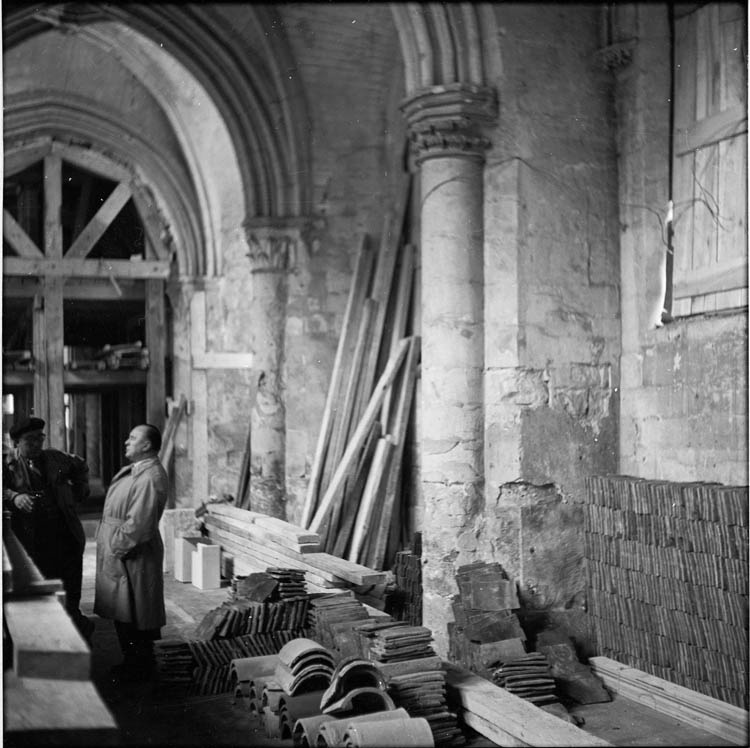 Colonnes engagées ; arc étayé, tuiles et planches au sol